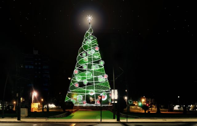 Murcia estrenará la próxima semana el árbol de Navidad más alto de la historia