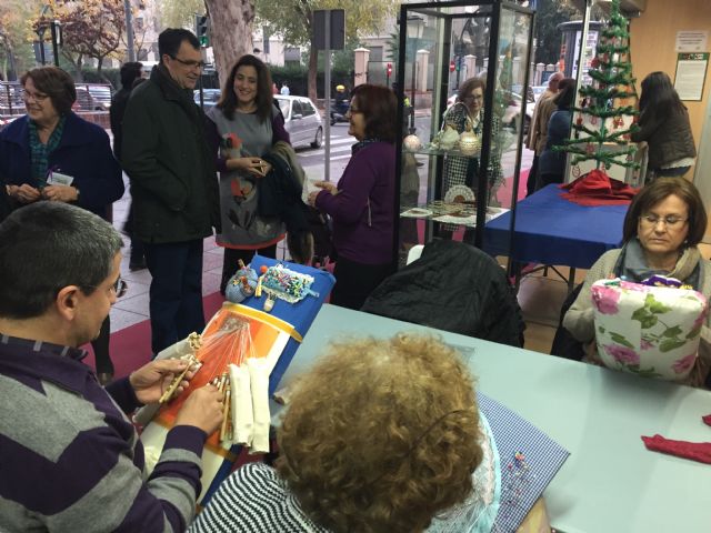 'El bolillo, oficio y arte' muestra en la Feria de Navidad las posibilidades de esta artesanía popular