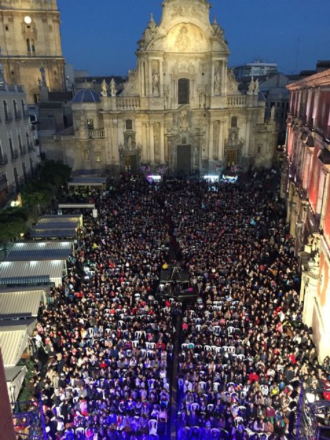 La Plaza Belluga se quedó pequeña para recibir a Papá Noel