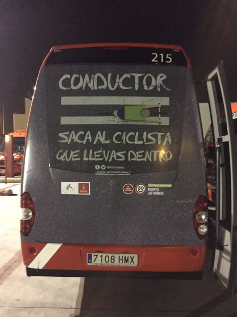 Los autobuses urbanos animan a los conductores a respetar a los ciclistas