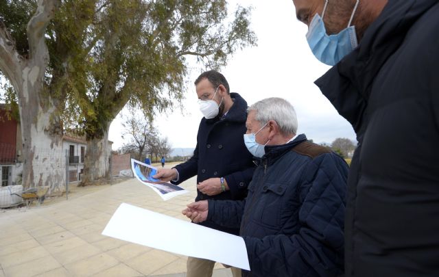 El Ayuntamiento de Murcia restaura un tramo del muro del Malecón dañado por las raíces de un eucalipto junto a la Aljufía