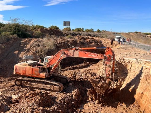 El arreglo del muro de la carretera de Casas Blancas reforzará la seguridad vial de sus usuarios y la de los 2.500 vecinos de Sucina