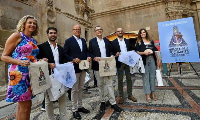 Una nueva imagen para que los murcianos lleven la Virgen de la Fuensanta consigo