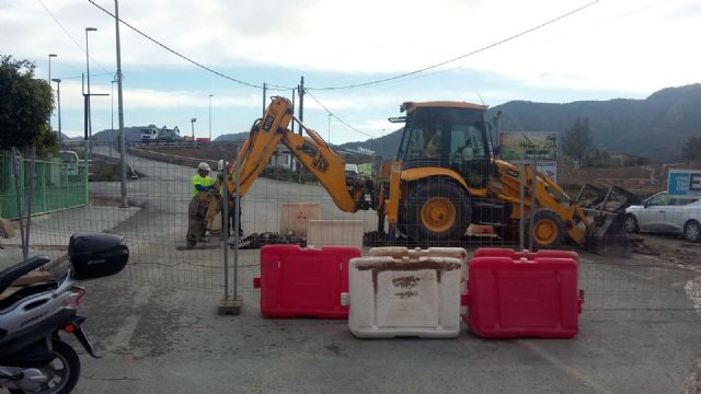 Vecinos y comerciantes de Los Dolores trasladan al pedáneo su malestar por la falta de previsión del PP con las obras de Tiñosa