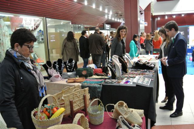 La galería comercial de Centrofama se convierte durante esta Navidad en un escaparate de productos de emprendedores murcianos