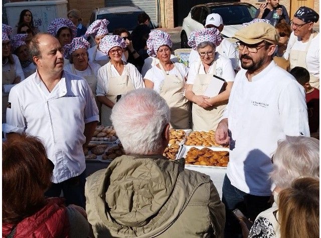 El horneado y reparto de dulces de Pascua inaugura la Navidad en Beniaján