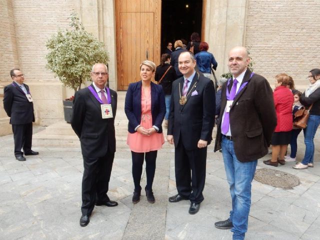 Noelia Arroyo participa en el besapié del Cristo del Rescate en la iglesia San Juan Bautista de Murcia