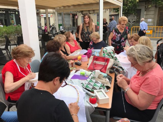 Caricaturas, juegos infantiles y talleres se han sumado esta tarde al proyecto ADN Urbano en Santa Eulalia