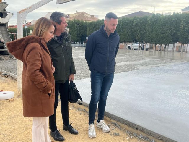 El Ayuntamiento de Murcia destina casi 170.000 euros a la reparación de pistas deportivas en siete centros escolares