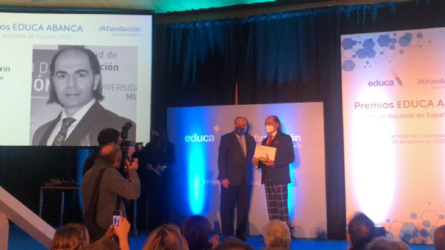 Jesús Molina, profesor de Educación de la UMU, recibe el diploma como finalista del premio Educa Abanca al Mejor Docente de Universidad