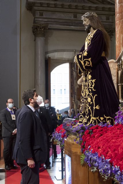 López Miras muestra su 'devoción y respeto' al Cristo del Rescate en el tradicional Besapié