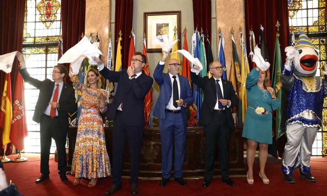 Los pañuelos sardineros se elevan en el Salón de Plenos para presentar al Gran Pez, Alfonso López, y Doña Sardina, Alicia Hernández