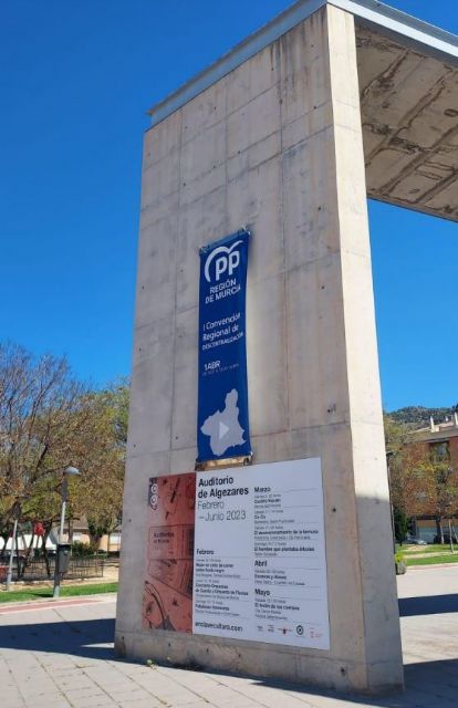 El PSOE denuncia al PP ante la Junta Electoral por la colocación de un cartel publicitario en el auditorio de Algezares