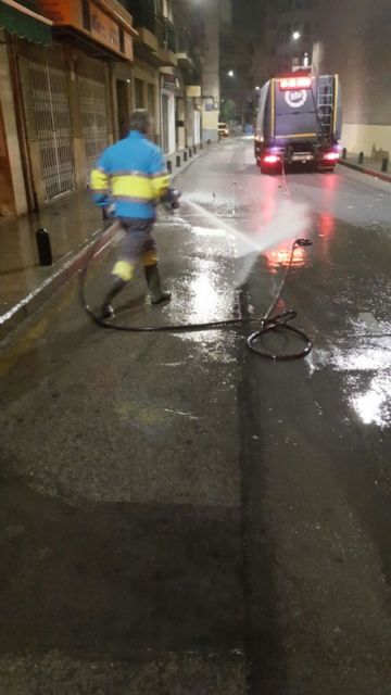 La Calle Sagasta recuperó anoche la normalidad tras la avería de una conducción de agua