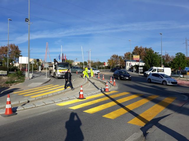 Carreteras instala un nuevo paso de cebra en el acceso Este al Campus de Espinardo