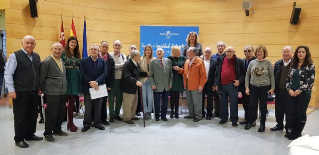 La rondalla del Centro Social de Mayores 'Murcia I' inaugura la temporada navideña en la Consejería de Familia e Igualdad de Oportunidades