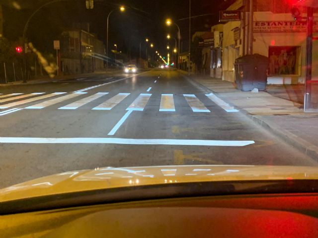 La carretera de Alcantarilla y la de Alicante estrenan una nueva pintura vial reflectante