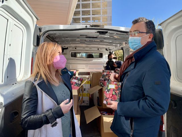 Regalos de Reyes para las Hermanitas de Los Pobres gracias a la rifa solidaria de la librería murciana Folder