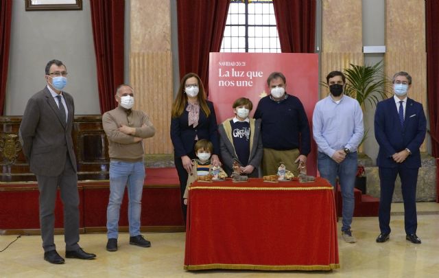 Los maestros artesanos de Puente Tocinos confeccionan dos nacimientos para los ganadores del sorteo ´Enseña Tu Belén´