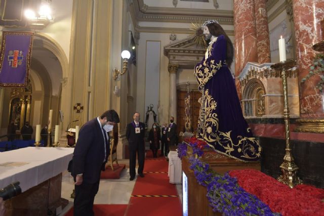 Fernando López Miras asiste al tradicional besapié al Cristo del Rescate