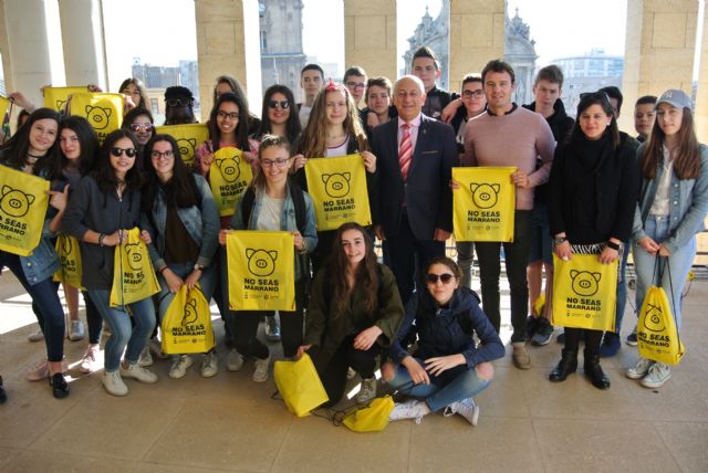 Alumnos de un colegio francés se interesan por la Oficina Municipal del Grafiti