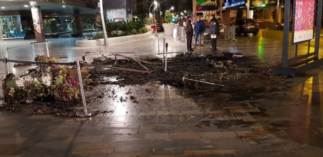 Un detenido por quemar el Jardín de Primavera en homenaje a Antonio Campillo de la avenida de la Libertad