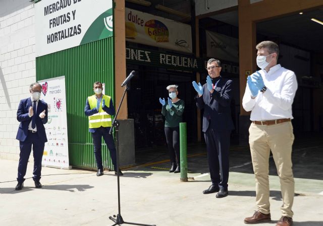 Aplauso colectivo a los 750 trabajadores y 1.000 transportistas y clientes que acuden a diario a Mercamurcia