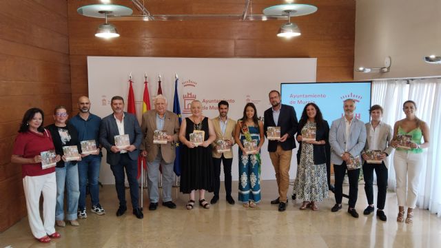 La Peña de 'La Crilla' presenta el nuevo recetario sobre platos tradicionales murcianos recopilados por Natividad Aznar