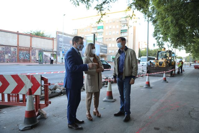 La parada de autobús de la avenida Miguel de Cervantes mejora su seguridad y accesibilidad