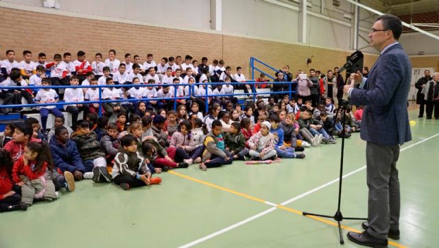 La nueva Escuela de Fútbol Sala ElPozo abre sus puertas en el barrio de La Paz con un centenar de jóvenes y niños en sus filas