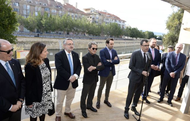 Peatones y ciclistas conquistan los 20.000m2 del paseo fluvial que vertebrará ´Murcia Río´