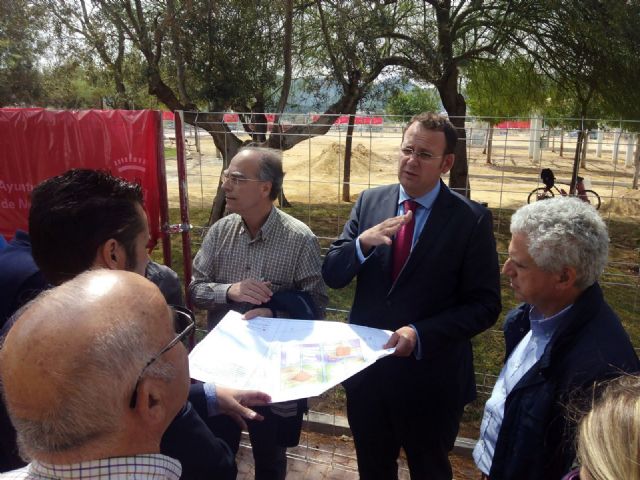 Desempleados trabajan en la renovación del jardín situado entre la avenida Pintor Pedro Cano y calle Greco de El Palmar