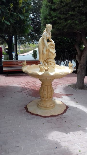 Una nueva fuente decorativa embellece el jardín de la Plaza Mayor de la Murta