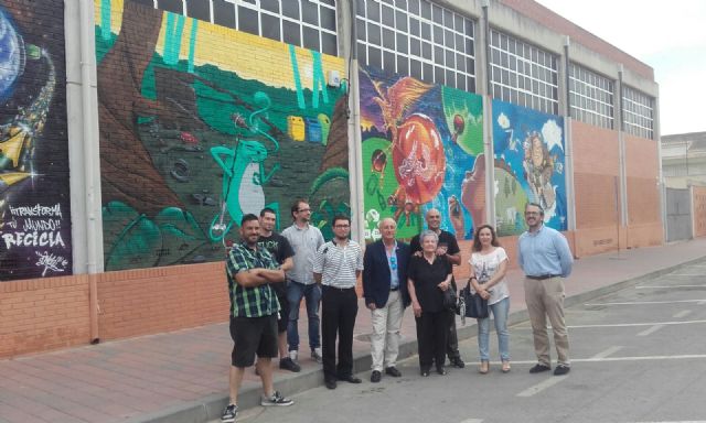 La piscina del Infante ya luce su grafiti del reciclaje