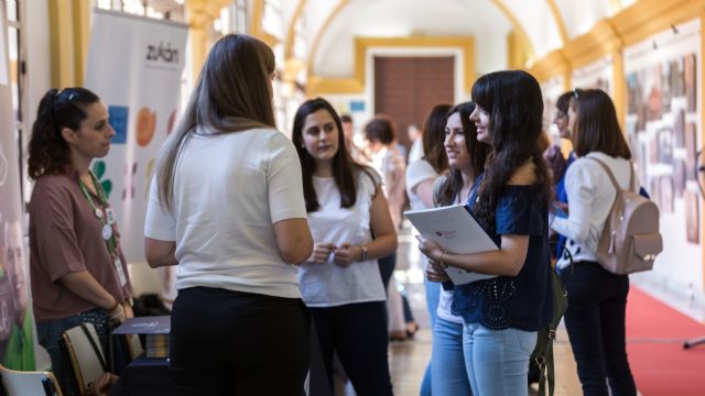 Empresas de la Región buscan talento en la feria de empleo de la UCAM