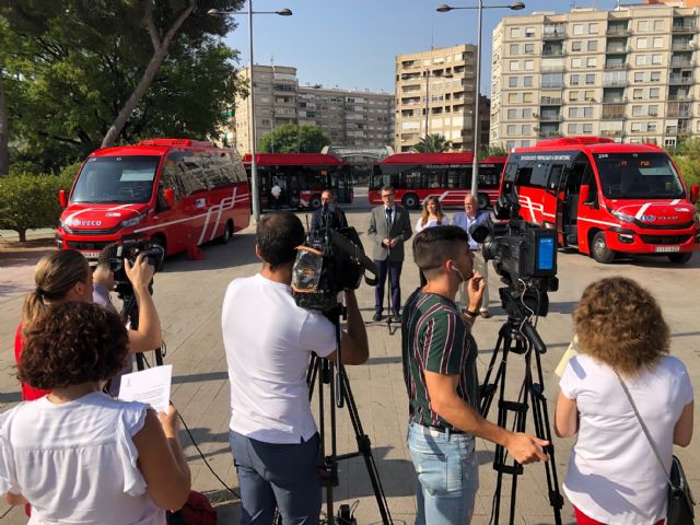 La flota municipal de autobuses se renueva con cuatro nuevos vehículos limpios que reducen la emisión de partículas un 99%