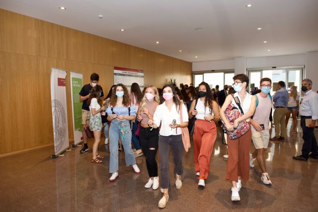 El rector de la UMU da la bienvenida al alumnado que estrena las instalaciones del nuevo Aulario del Campus de la Salud