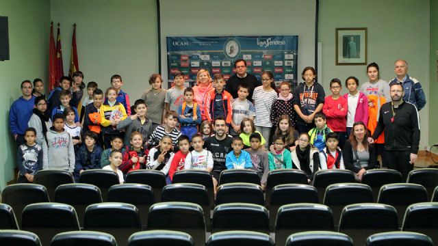 El Colegio Pintor Pedro Flores visita al UCAM Murcia CB