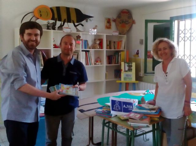 AJVA dona medio centenar de libros a la biblioteca del Colegio Público Francisco Sánchez Matás de Aljucer