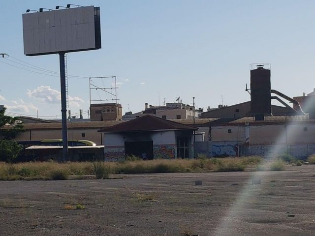 Retiran el gigantesco monoposte publicitario de las antiguas cocheras de San Pío tras la denuncia de Ahora Murcia