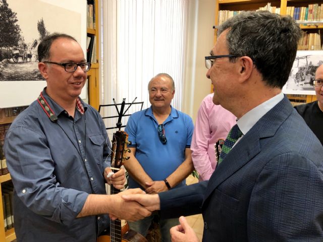 El Archivo Municipal entrega a la Hermandad de Ánimas de Patiño salves y oraciones centenarias en formato digital