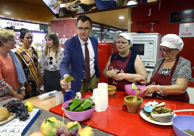 Los jóvenes se ponen el delantal para cocinar los guisos típicos de la Huerta en la plaza de Verónicas