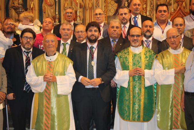 El presidente de la Comunidad, Fernando López Miras, recibe la medalla de la Real Hermandad de Caballeros de la Virgen de la Fuensanta