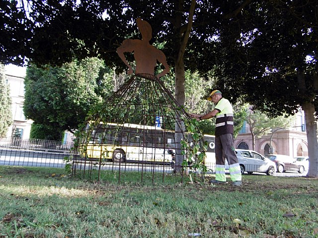 Una huertana de dos metros embellece los jardines de la avenida Teniente Flomesta