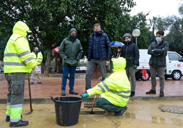 Desarrollo Urbano ultima los trabajos de limpieza de imbornales situados en los parques y jardines del municipio