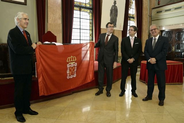 José Ballesta hace entrega de la Bandera de la Ciudad al Real Murcia