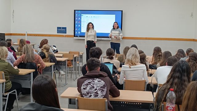 La Facultad de Enfermería acerca a los estudiantes los recursos sociosanitarios de la Región