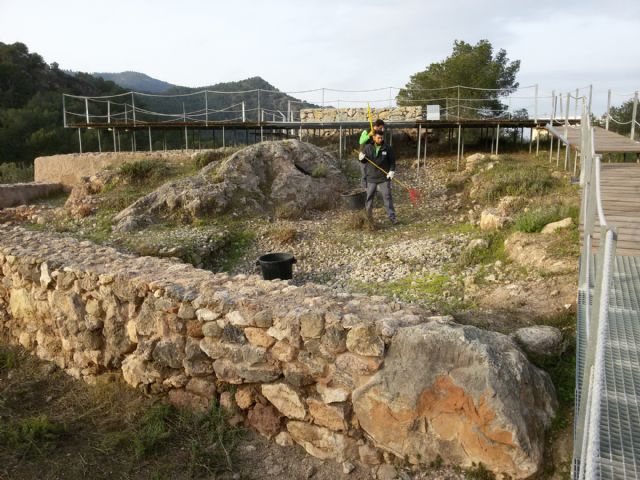 Una veintena de alumnos del Programa de Empleo y Formación trabajan en el embellecimiento del entorno del Centro de Visitantes de La Luz