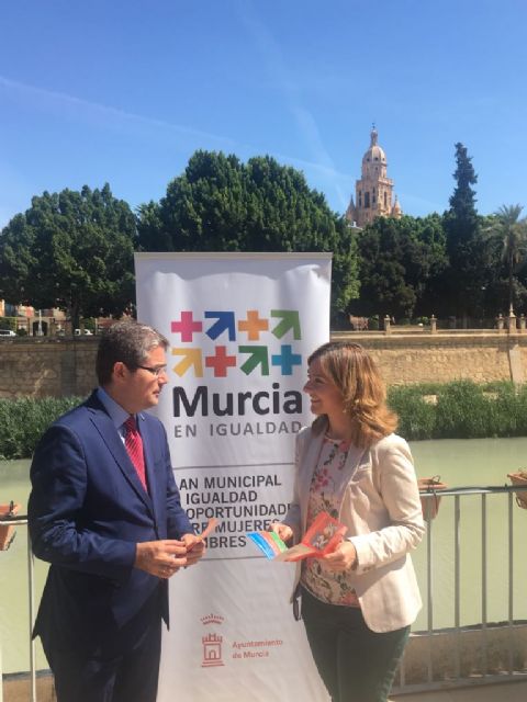 Los centros de la mujer de Murcia exhiben sus obras artísticas en la II Muestra Cultural de Actividades Culturales