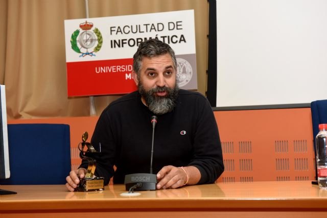 La Facultad de Informática de la UMU entrega el premio del centro al cofundador de Arduino